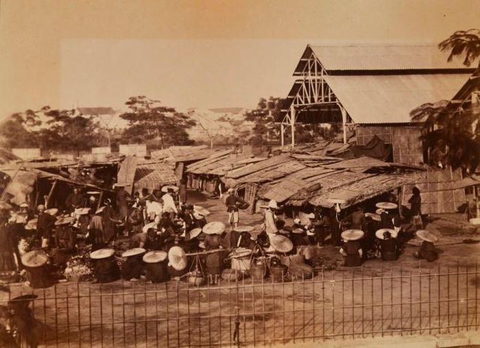 Quang cảnh họp chợ Đồng Xuân