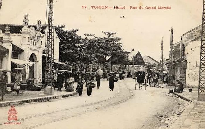 Chợ Đồng Xuân nhìn từ Hàng Giấy