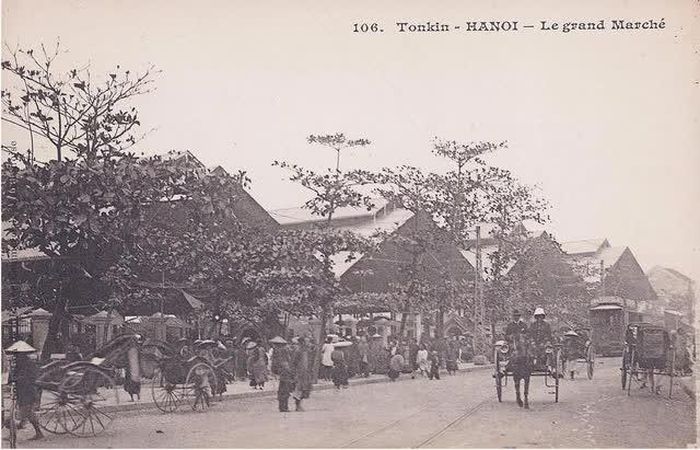 Cổng chợ là bến xe điện