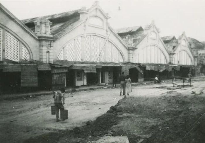 Cổng chợ Đồng Xuân sau cuộc chiến 60 ngày đêm (cuối 1946 đầu 1947