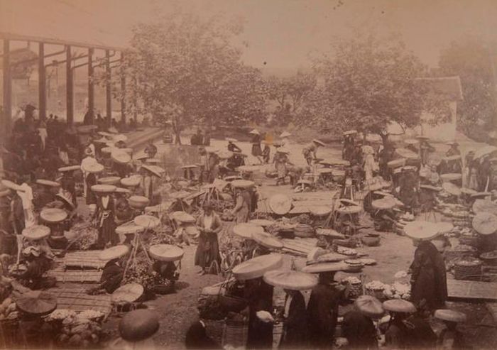 Chợ ban đầu sơ sài chỉ lợp mái tôn, dân họp chợ bên trong và bên ngoài