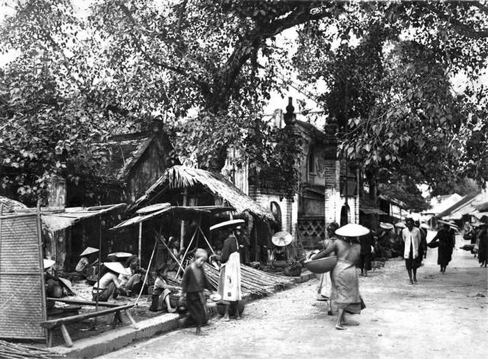 Ven đô vẫn họp chợ làng (chợ Bưởi)