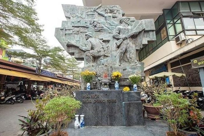 Bức phù điêu “Hà Nội mùa đông năm 1946” ở bên chợ Đồng Xuân (Hoàn Kiếm, Hà Nội). Ảnh: ANTĐ