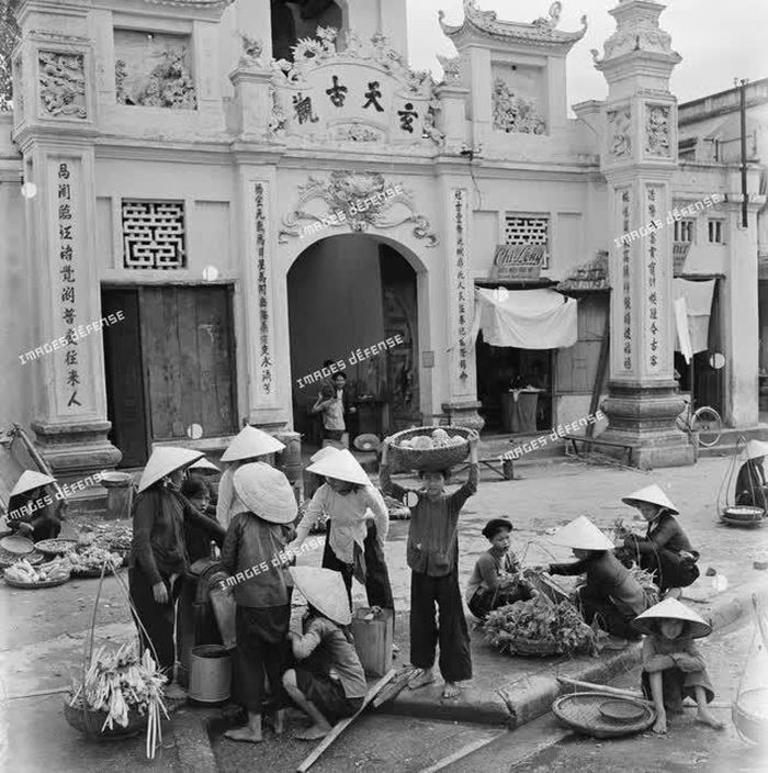 Đền Huyền Thiên phố Hàng Khoai vốn nằm trên khu đất trống sau được dùng chuyển chợ từ Cầu Đông về Đông Xuân