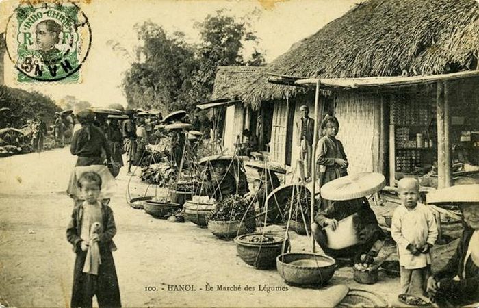Chợ rong vẫn họp trên phố theo phiên