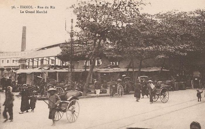 Phía Hàng Khoai là khu chợ bán gạo và phía sau là ống khói nhà máy sợi