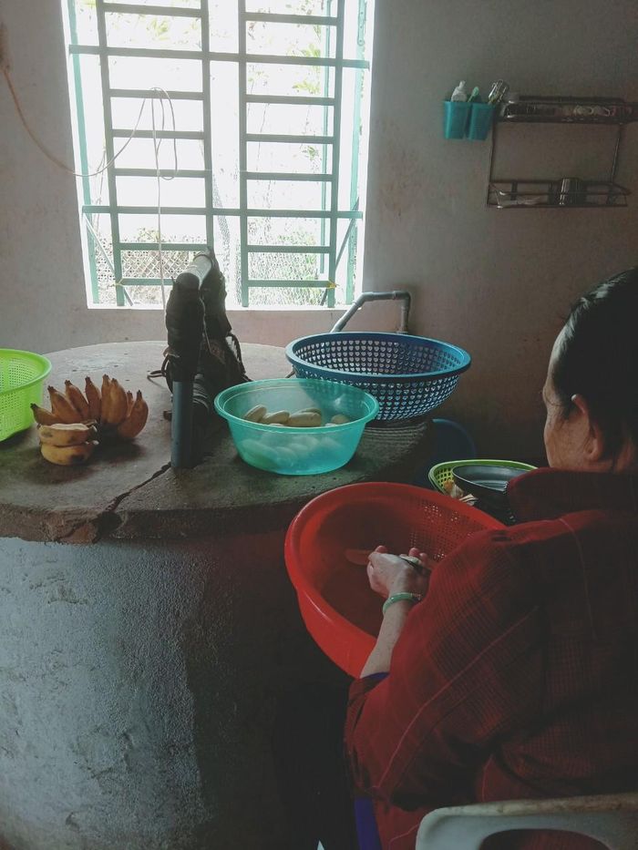  Mẹ ngồi cạnh giếng cắt những lát chuối 