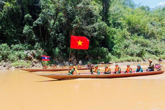 Đồn Biên phòng Mỹ Lý, BĐBP Nghệ An phối hợp với Đại đội Biên phòng 217, Bộ Chỉ huy Quân sự tỉnh Hủa Phăn (Lào) tuần tra song phương. Ảnh: Lê Thạch