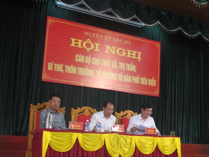 Hội nghị của đội ngũ Bí thư, Trưởng thôn và cán bộ cơ sở với lãnh đạo huyện Lộc Hà