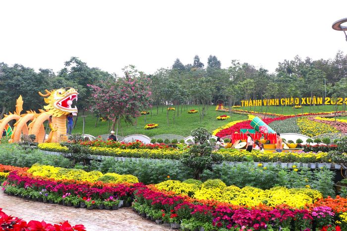 Linh vật rồng là điểm nhấn trong bức tranh trang trí Tết tại TP Vinh, góp phần phát triển du lịch, phục vụ người dân và du khách vui Tết, đón Xuân.