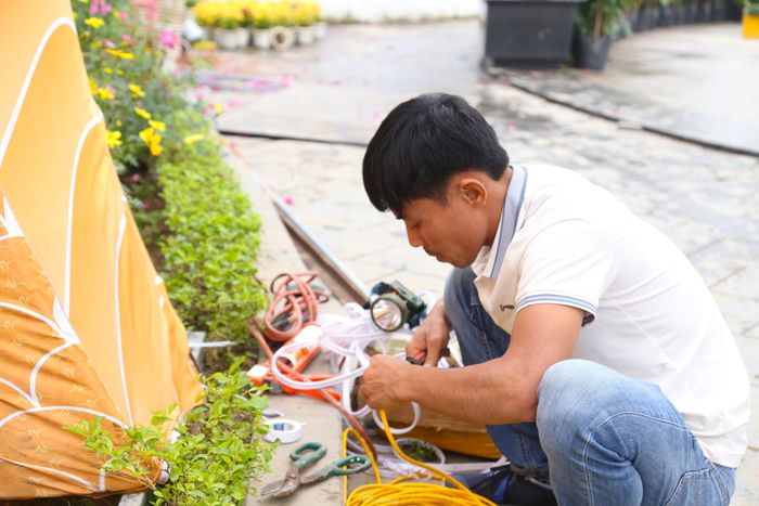 Trong sáng nay (5/2) các công nhân đang hối hả hoàn thiện linh vật rồng.