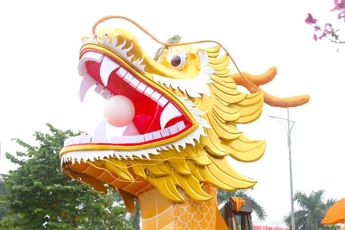 Toàn bộ thân rồng được lắp đèn trang trí, phát sáng trong đêm, miệng rồng ngậm viên ngọc sáng. 