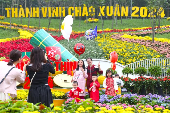 Hơn 60 loại hoa, cây cảnh với hơn 110.000 bông, phân bổ khắp con đường hoa ở TP Vinh.