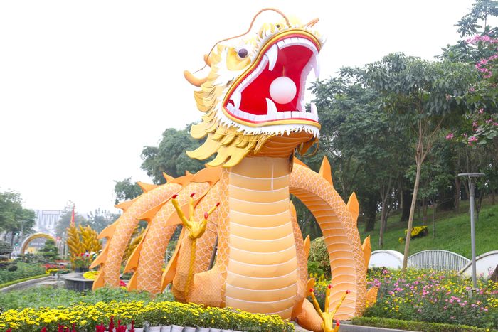 Linh vật rồng có chiều dài 30m, cao khoảng 5m và nặng hơn 2 tấn được các công nhân chế tạo hoàn thiện trong vòng 15 ngày.