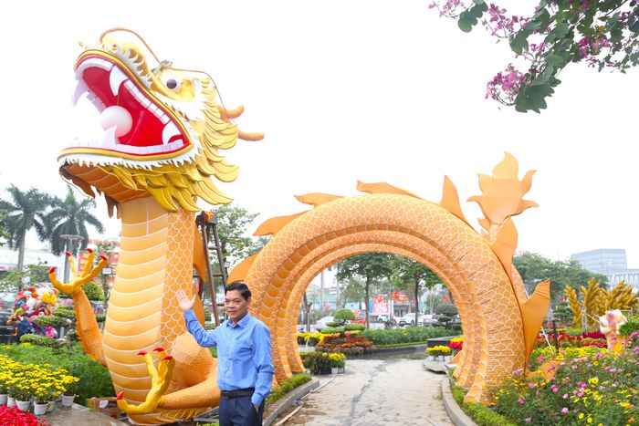 Cấu tạo linh vật được làm bằng khung sắt, bên ngoài bọc vải, bên trong lắp đặt hệ thống đèn led.
