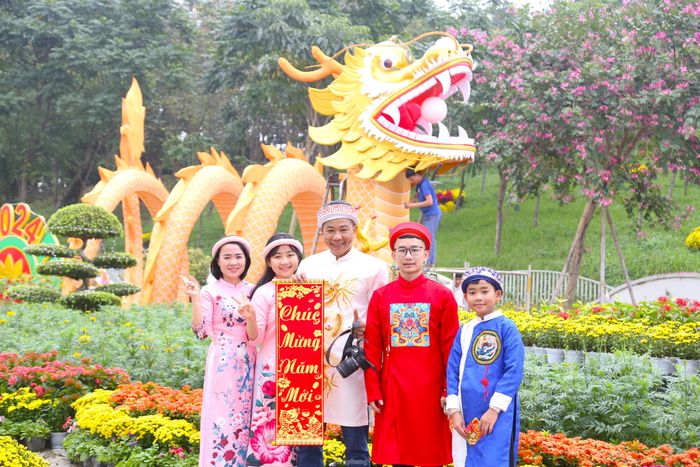 Trong sáng 5/2, có rất nhiều người dân tới chiêm ngưỡng và chụp ảnh bên linh vật rồng.