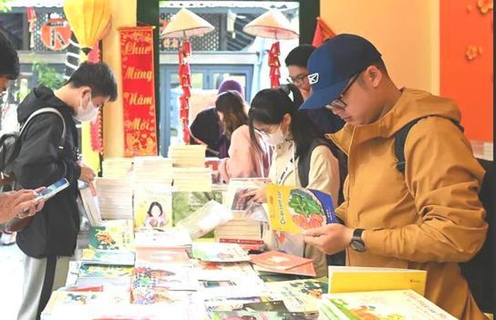 Các độc giả chọn lựa sách tại Phố sách Xuân Giáp Thìn.