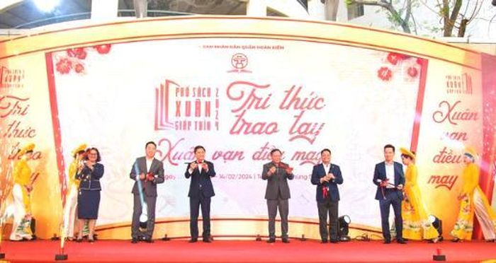 Các đại biểu thực hiện nghi thức cắt băng khai mạc Phố Sách Xuân Giáp Thìn 2024