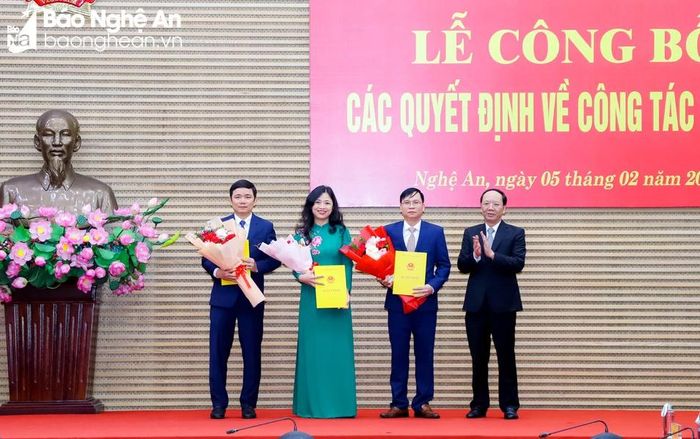  Đồng chí Bùi Thanh An - Ủy viên Ban Thường vụ Tỉnh ủy, Phó Chủ tịch UBND tỉnh trao Quyết định, tặng hoa cho các đồng chí được bổ nhiệm. Ảnh: Phạm Bằng 
