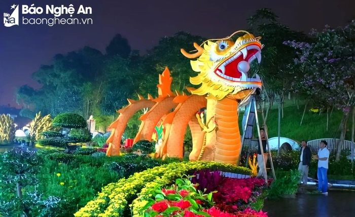  Đến 2h sáng 5/2, linh vật rồng tại thành Vinh cơ bản đã hoàn thiện. Ảnh: Quang An 