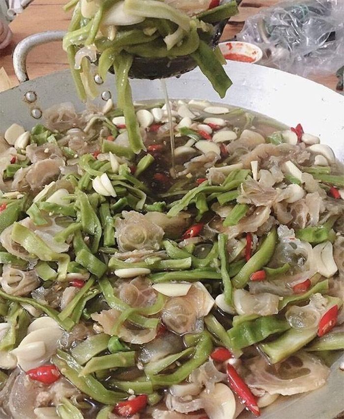 Vó bò ngâm rau tiến vua là món ngon đậm đà pha trộn giữa vị chua, cay, ngọt và giòn sần sật. Ảnh minh họa