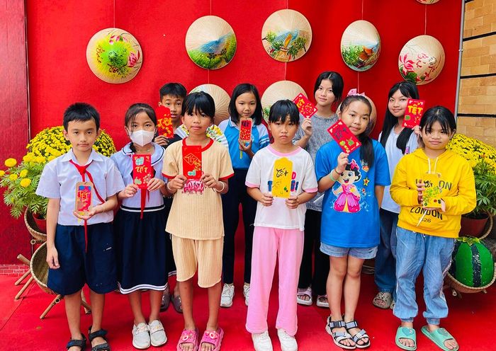 Học sinh trải nghiệm không gian trang trí Tết