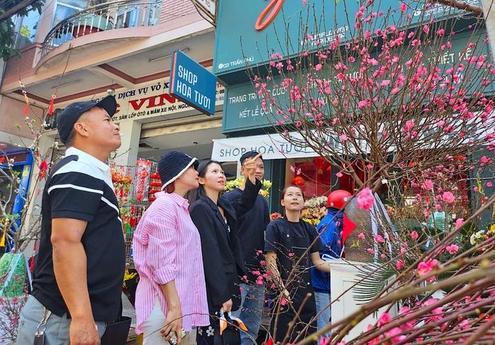 Lượng khách tìm mua hoa đào, nhất là đào cắm cành mini trở nên đông đúc hơn trong những ngày giáp Tết. Ảnh: Mộc Trà