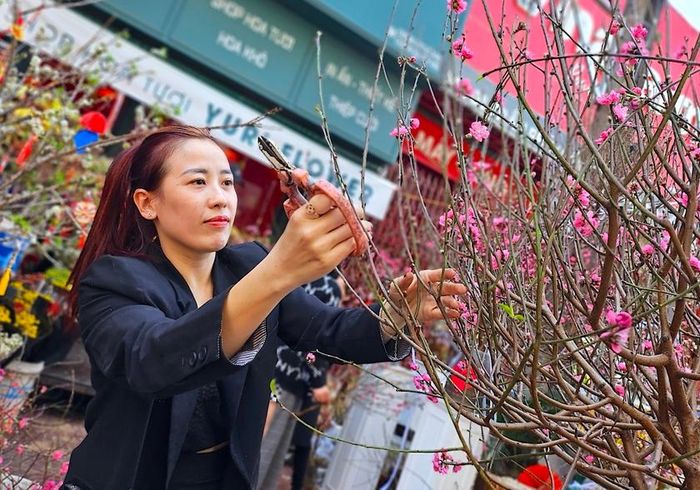 Chị Trần Thị Thủy Tiên-chủ cửa hàng Yuri Flower (03 Trần Phú, TP. Pleiku) cho hay, cửa hàng vẫn giữ giá bán ổn định dù giá nhập có nhỉnh hơn năm ngoái. Ảnh: Mộc Trà