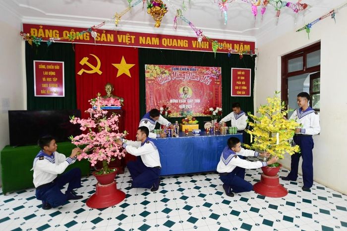 Chiến sĩ đảo Trường Sa trang trí phòng đón xuân.