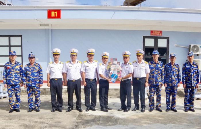 Tư lệnh Vùng 4 Hải quân kiểm tra, chúc Tết cán bộ, chiến sĩ Trạm Ra đa 560, Trung đoàn 451.
