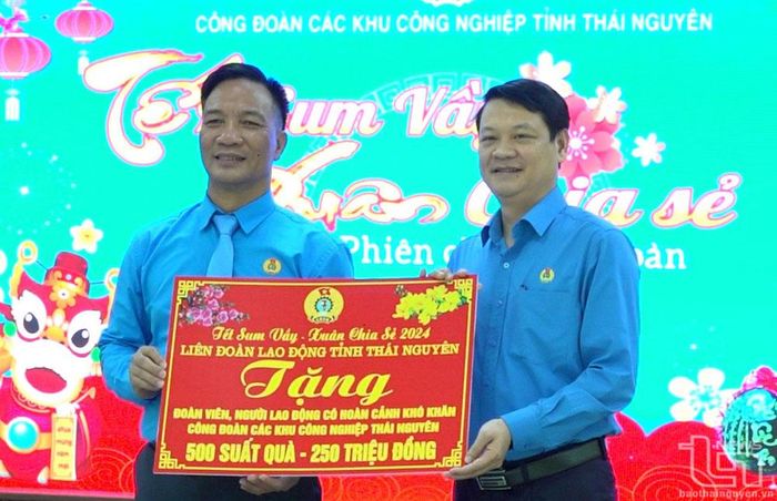 Ông Phạm Việt Dũng (bên phải), Chủ tịch Liên đoàn Lao động tỉnh, trao 500 suất quà với tổng trị giá 250 triệu đồng cho đoàn viên, người lao động có hoàn cảnh khó khăn đang làm việc tại các khu công nghiệp của tỉnh.