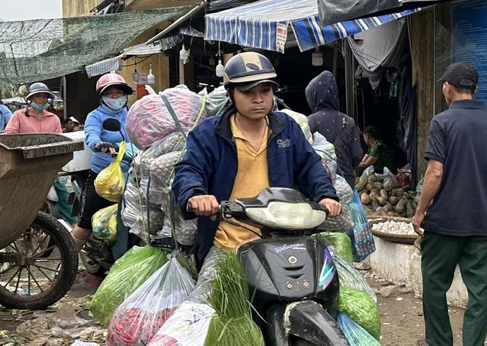  Những chuyến xe hàng tấp nập rời chợ 