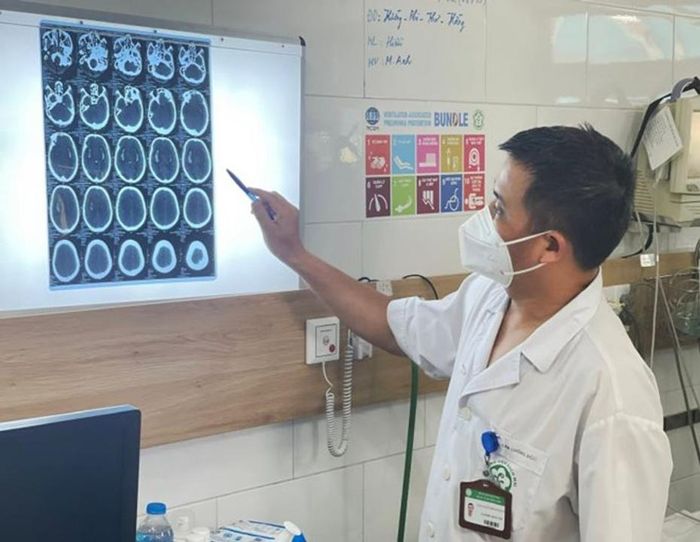 TS.BS Nguyễn Trung Nguyên - Giám đốc Trung tâm Chống độc, Bệnh iện Bạch Mai kiểm tra phim chụp cho bệnh nhân ngộ độc rượu. Ảnh: BVCC