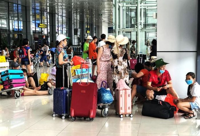 Liên tiếp trong các ngày mùng 2, 3, 4/2, các sân bay như Nội Bài, Tân Sân Nhất gặp tình trạng sương mù dày đặc, trần mây thấp dẫn đến nhiều chuyến bay bị ảnh hưởng.