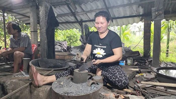  Chị Lệ là đời thứ 3 tiếp nối truyền thống nghề rèn từ cha ông. Ảnh: MINH TRƯỜNG. 