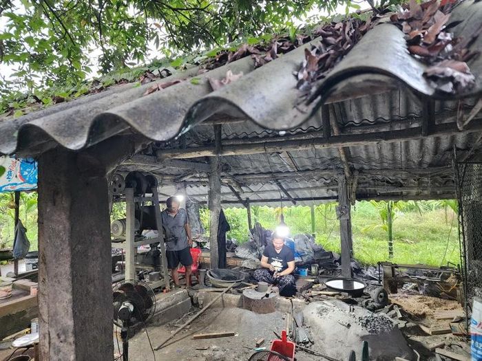  Dưới mái nhà phủ đầy lá khô là nơi hai vợ chồng ngày đêm sản xuất nông cụ giữ gìn làng nghề. Ảnh: MINH TRƯỜNG. 