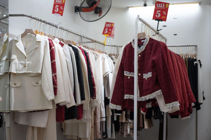  Các cửa hàng thời trang trên phố Đặng Văn Ngữ (quận Đống Đa, Hà Nội) đồng loạt giảm giá, xả hàng dịp cận Tết. 