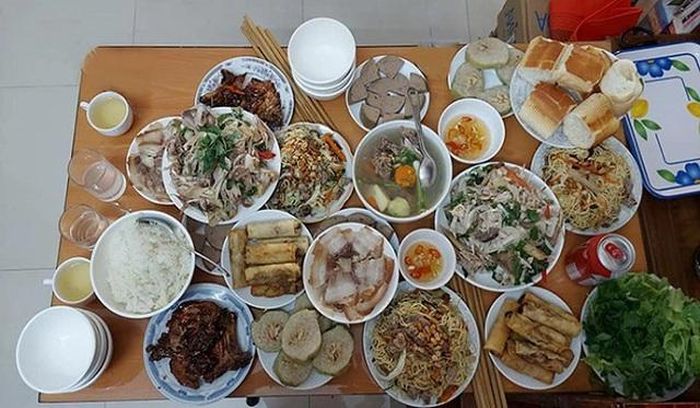 Mâm cỗ ngày Tết miền Trung. Ảnh: Internet