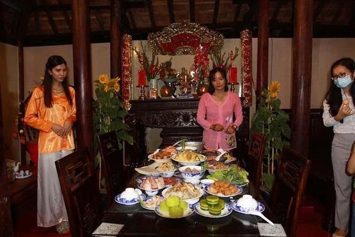 Không gian văn hóa và mâm cỗ ngày Tết cúng ông bà của người miền Nam tại Lễ hội Tết Việt 2021. Ảnh: Thanh Vũ/TTXVN