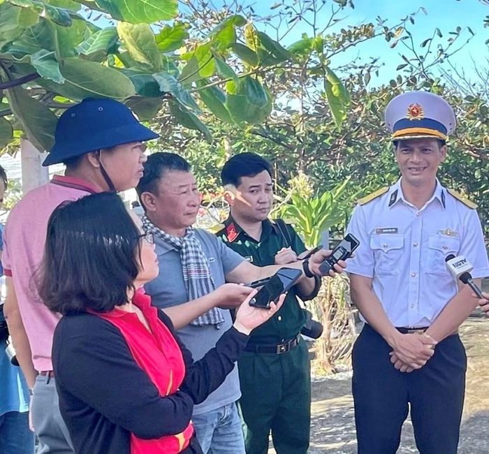 Phóng viên báo chí tác nghiệp trên đảo Trường Sa.