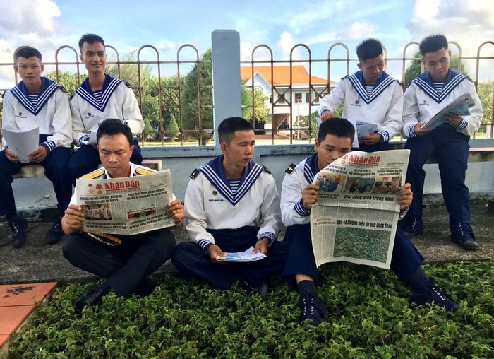 Giờ đọc báo của bộ đội Trường Sa.
