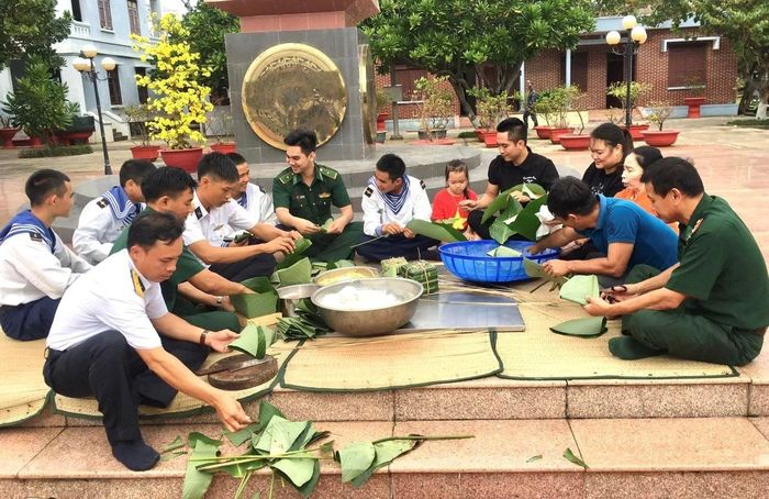 Quân và dân đảo Trường Sa, gói bánh chưng đón Tết.