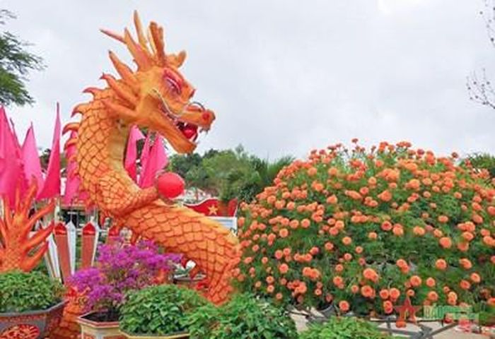 Linh vật rồng uốn lượn trên các dàn hoa. 