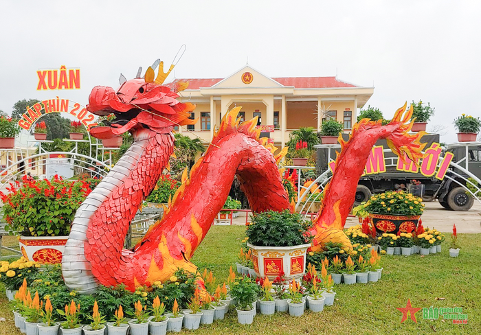 Linh vật rồng được làm bằng nhiều chất liệu khác nhau. 