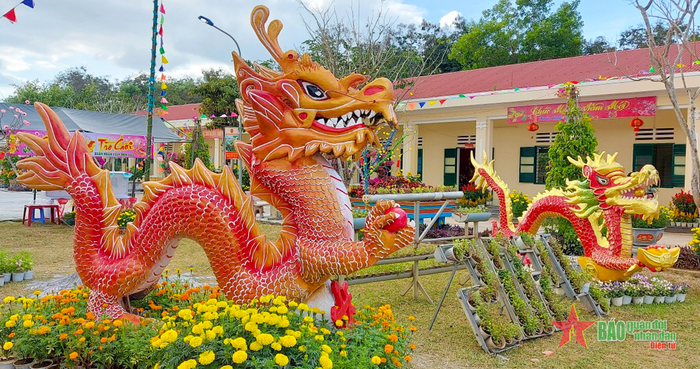 Linh vật rồng trong các khu tổ chức trò chơi Tết. 