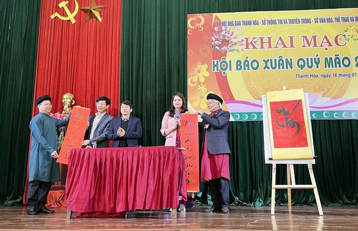  Hoạt động cho chữ đầu Xuân tại Hội báo Xuân Quý Mão Thanh Hóa. 