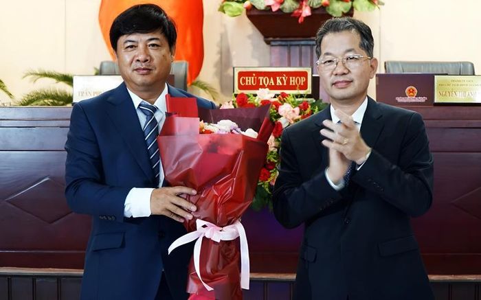 Bí thư Thành ủy Đà Nẵng, ông Nguyễn Văn Quảng tặng hoa chúc mừng ông Lương Nguyễn Minh Triết. 