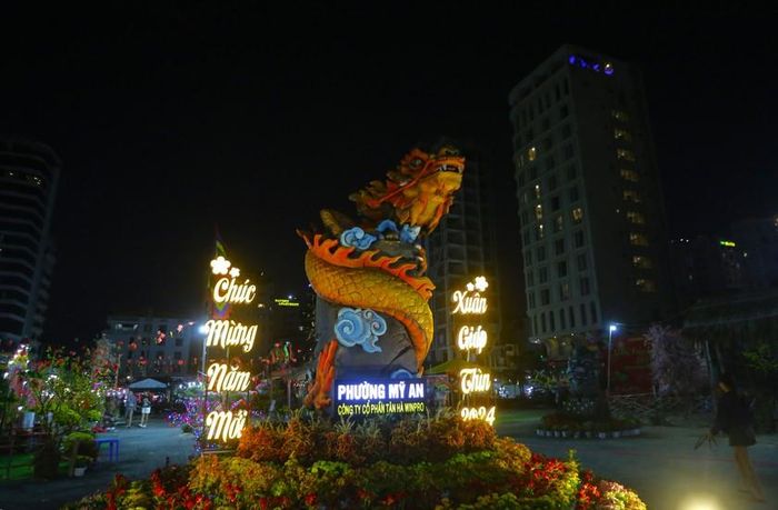 Linh vật rồng tại chợ đêm ở khu phố tây An Thượng (quận Sơn Trà, Đà Nẵng) cũng hứa hẹn sẽ trở thành nơi check-in của đông đảo người dân và du khách trong những ngày Tết Nguyên đán.