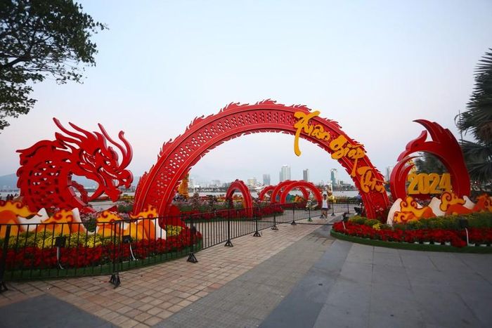 Cổng vào các khu vực trang trí hoa cũng được cách điệu bằng linh vật rồng đang uốn lượn.