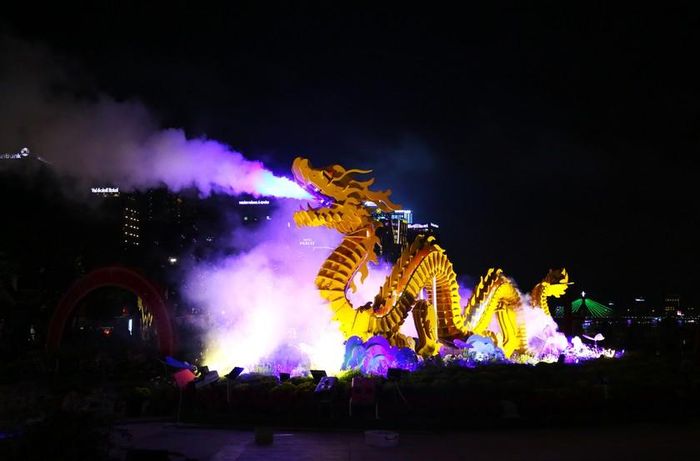 Linh vật rồng này có hiệu ứng phun lửa, phun khói, phun nước tạo sự vui tươi nhộn nhịp phù hợp với không khí ngày xuân.